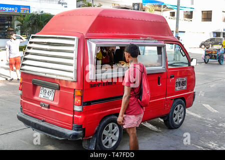 Cartagena Colombie,El Lagito,résident hispanique,résidents,homme hommes,camion de nourriture van,vendeur stall stalles stands stand marché, acheteur achat Banque D'Images