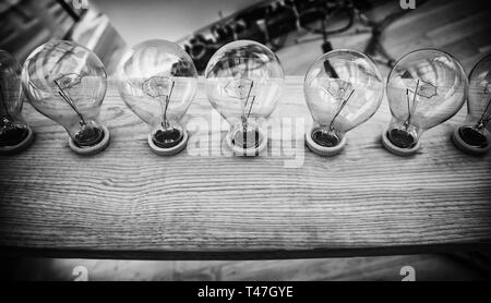 Les ampoules allumées, détail d'une ampoule pour éclairer et donner de la lumière, l'électricité Banque D'Images