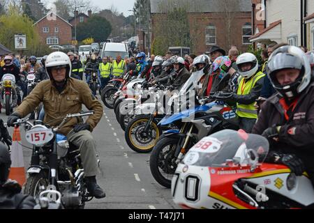 Bromyard Herefordshire, 7 avril 2019. Rues sont fermées pour la vitesse annuelle Bromyard Festival. Vintage & classic cars & bikes circuit les rues. Banque D'Images