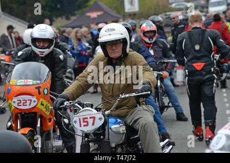 Bromyard Herefordshire, 7 avril 2019. Rues sont fermées pour la vitesse annuelle Bromyard Festival. Vintage & classic cars & bikes circuit les rues. Banque D'Images