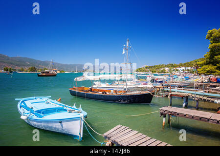 L'île de Poros dans une journée d'été en Grèce. Jetée en bois avec des bateaux de pêche à l'île de Poros en Grèce Banque D'Images