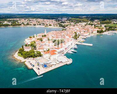Ville croate de Porec, port d'azur bleu turquoise de la mer Adriatique, la péninsule d'Istrie, Croatie. Bell Tower, red toits de bâtiments historiques, b Banque D'Images