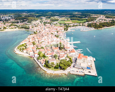 Ville croate de Porec, port d'azur bleu turquoise de la mer Adriatique, la péninsule d'Istrie, Croatie. Bell Tower, red toits de bâtiments historiques, b Banque D'Images
