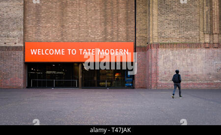 La Tate Modern Gallery, construit sur la Tamise dans une ancienne centrale électrique, a ouvert ses portes en 2000. Banque D'Images