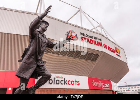 Statue de l'ancien gérant Bob Stokoe en dehors du stade de la lumière, Sunderland avec stand club en arrière-plan Banque D'Images