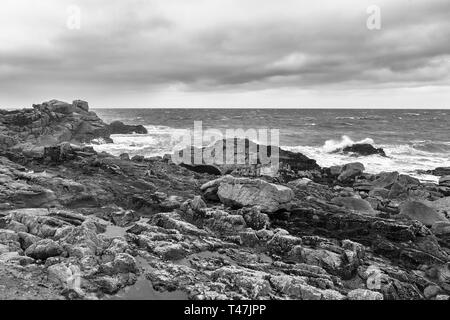 Épave de Porth, St Mary's, Îles Scilly, UK, sur un jour nuageux et venteux : version noir et blanc Banque D'Images