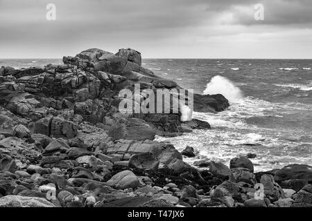 Épave de Porth, St Mary's, Îles Scilly, UK, sur un jour nuageux et venteux : version noir et blanc Banque D'Images