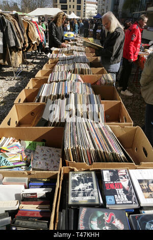 Les gens la navigation au travers de vieux vinyles au marché aux puces Parc Mauer, Prenzlauer Berg, Berlin, Allemagne. Banque D'Images