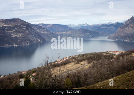 Le lac d'Iseo vu de l'île de Monte Isola, Lombardie, Italie Banque D'Images