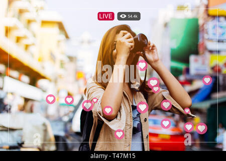 Young Asian Woman femme avec sourire holding a camera et prendre des photos à Bangkok, Thaïlande lors d'un voyage en Asie du sud-est Banque D'Images