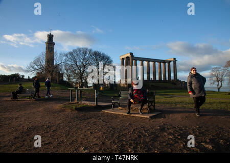 Tourist enjoing frimas ensoleillées sur la Colline Calton, Édimbourg Banque D'Images