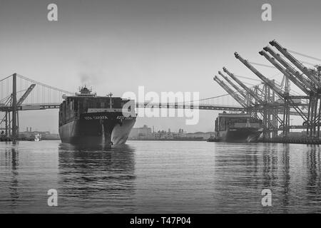 Photo en noir et blanc du porte-conteneurs, KOTA CAHAYA, pompant l'eau de ballast par-dessus bord (délestage), alors qu'il quitte le port de Los Angeles, États-Unis Banque D'Images