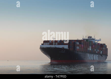 Dirigez-vous sur la photo du bateau à conteneurs Yang MING géant, YM UNANIMITÉ, en mer, en direction du port de Los Angeles à Sunrise, Californie, États-Unis. Banque D'Images