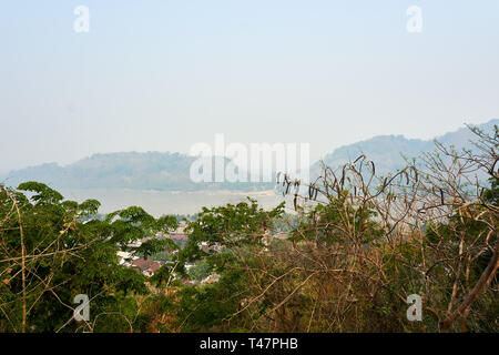 LUANG PRABANG, LAOS AVRIL 14,2019 : vue depuis le mont Phou Si, Phu Si, colline élevée dans le centre de la vieille ville de Luang Prabang au Laos Banque D'Images