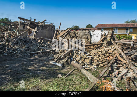 Ruines d'une vieille maison qui s'est effondré en raison de la détérioration. Banque D'Images