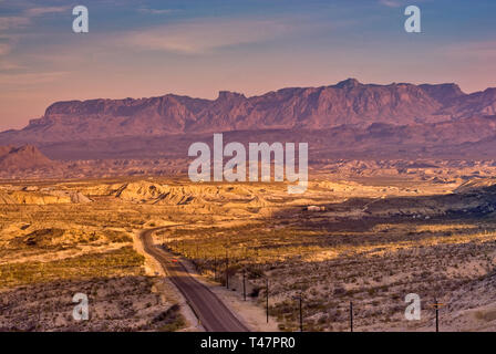 Les montagnes Chiso, 20 miles à l'Est, vue de l'autoroute 170, près de Terlingua, coucher du soleil, dans le désert de Chihuahuan, Big Bend National Park, Texas, États-Unis Banque D'Images