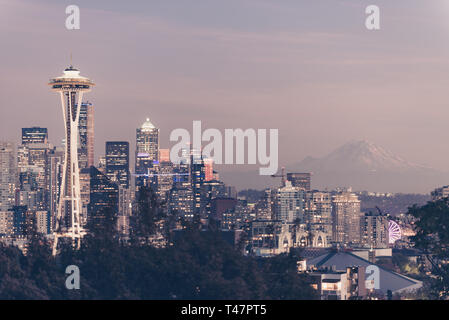 Coucher de soleil sur les toits de la ville de Seattle et le profil du mont Rainier dans l'arrière-plan. Banque D'Images