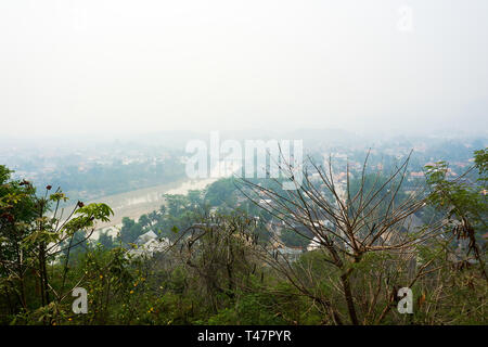 LUANG PRABANG, LAOS AVRIL 14,2019 : vue depuis le mont Phou Si, Phu Si, colline élevée dans le centre de la vieille ville de Luang Prabang au Laos Banque D'Images