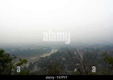 LUANG PRABANG, LAOS AVRIL 14,2019 : vue depuis le mont Phou Si, Phu Si, colline élevée dans le centre de la vieille ville de Luang Prabang au Laos Banque D'Images