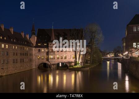 L'Hôpital Saint Esprit avec Pegnitz, photo de nuit, Nuremberg, Middle Franconia, Bavaria, Germany Banque D'Images