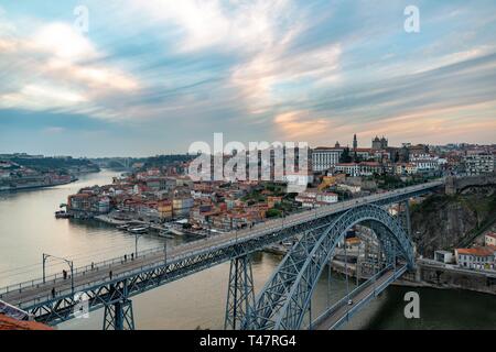 Vue sur Porto, avec Ponte Dom Luis I, pont sur la rivière Rio Douro, Porto, Portugal Banque D'Images