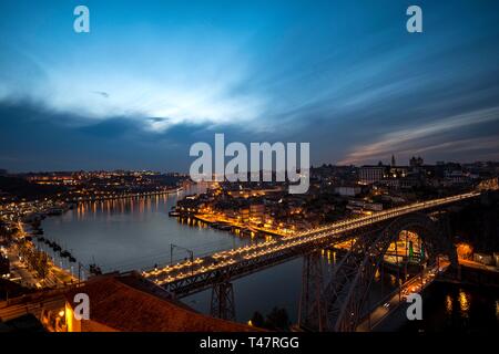 Vue sur Porto avec pont Ponte Dom Luis I sur la rivière Rio Douro, crépuscule, Porto, Portugal Banque D'Images