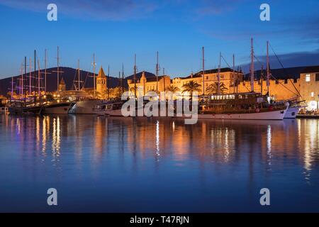 Port avec voiliers au crépuscule, Vieille Ville, Trogir, en Dalmatie, Croatie Banque D'Images