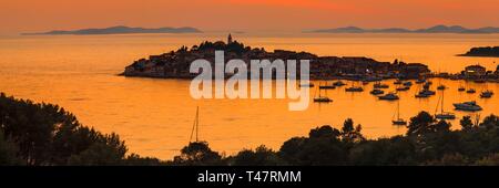 Primosten au coucher du soleil, la côte Adriatique de Croatie, Dalmatie, Croatie Banque D'Images