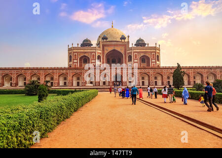 Les touristes à la Tombe de Humayun à Delhi au coucher du soleil. Tombe de Humayun est un site du patrimoine mondial de l'architecture médiévale construite en l'an 1572 AD Banque D'Images