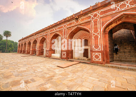 L'architecture ancienne faite de grès rouge et du marbre au tombeau de Humayun Delhi au coucher du soleil Banque D'Images