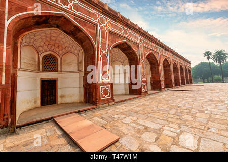 L'architecture ancienne faite de grès rouge et du marbre au tombeau de Humayun Delhi au coucher du soleil Banque D'Images