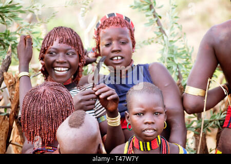 Tribu Hamar - Women smiling pendant 'bull jump" : la plus importante cérémonie pour les jeunes hommes, le test final avant de passer à l'âge adulte. L'Ethiopie Banque D'Images