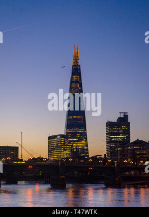 Lever de soleil sur l'immeuble d'échardes et Tamise, Londres. Banque D'Images