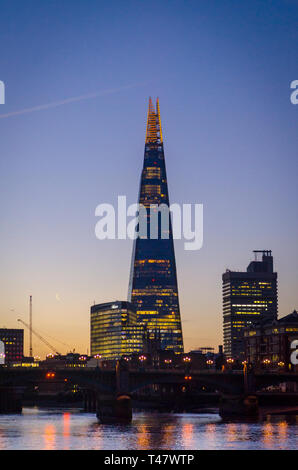 Lever de soleil sur l'immeuble d'échardes et Tamise, Londres. Banque D'Images