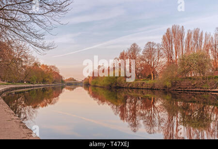 La rivière Ouse qui coule en aval à travers la ville de New York. La ligne des arbres de la rivière et un pont est la distance. Banque D'Images