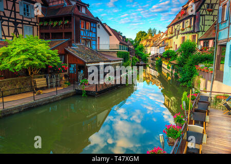 Colorés traditionnels magnifiques maisons françaises sur le côté de rivière (la Lauch) dans la Petite Venise, Colmar, France, Europe Banque D'Images