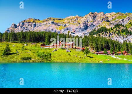 Célèbre et voyage touristique, beau lac alpin et de hautes montagnes avec des forêts de pins verts, le lac Oeschinensee, Oberland Bernois, Suisse, Banque D'Images