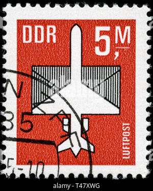 Timbre-poste de l'Allemagne de l'Est (DDR) dans la série émise par avion en 1985 Banque D'Images