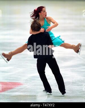 Emscher-Lippe-Halle Gelsenkirchen Allemagne 9-11 novembre 2001, Sparkassen Cup on Ice, ISU Grand Prix of Figure Skating --- Stephanie RAUER, Thomas RAUER (GER) Banque D'Images