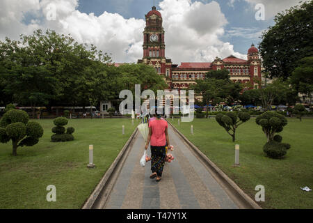 Yangon, Myanmar - 19 septembre 2016 : la marche à Maha Bandula Park Banque D'Images