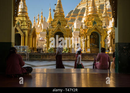 Yangon, Myanmar - 19 septembre 2016 : par la pagode Shwedagon Banque D'Images