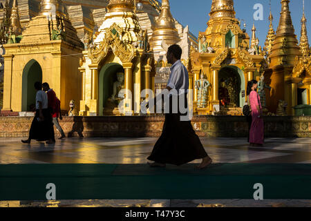 Yangon, Myanmar - 19 septembre 2016 : par la pagode Shwedagon Banque D'Images