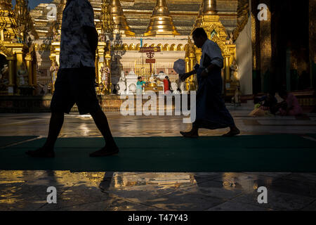 Yangon, Myanmar - 19 septembre 2016 : par la pagode Shwedagon Banque D'Images