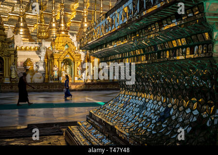 Yangon, Myanmar - 19 septembre 2016 : par la pagode Shwedagon Banque D'Images