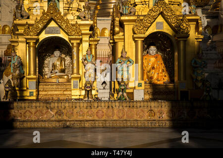 Yangon, Myanmar - 19 septembre 2016 : des statues de Bouddha à la pagode Shwedagon Banque D'Images