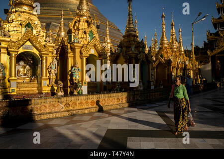 Yangon, Myanmar - 19 septembre 2016 : par la pagode Shwedagon Banque D'Images