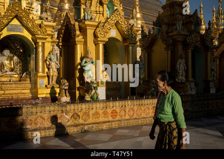 Yangon, Myanmar - 19 septembre 2016 : par la pagode Shwedagon Banque D'Images