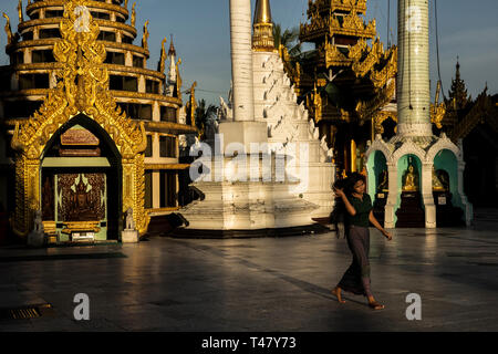 Yangon, Myanmar - 19 septembre 2016 : par la pagode Shwedagon Banque D'Images