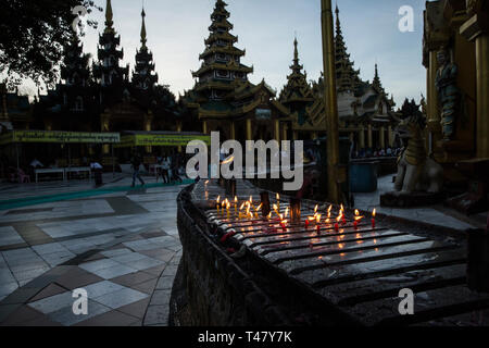 Yangon, Myanmar - 19 septembre 2016 : des bougies allumées à la pagode Shwedagon Banque D'Images