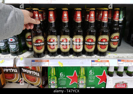 Étagère avec bière affiche dans une épicerie israélienne Banque D'Images